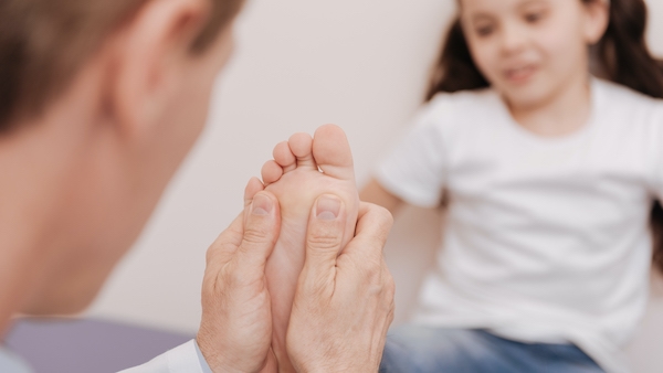 Untersuchung der Füße beim Kinderorthopäden