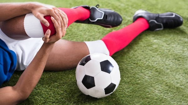 Fussballspieler mit Verletzung des Kniegelekes (Kreuzbandriss)